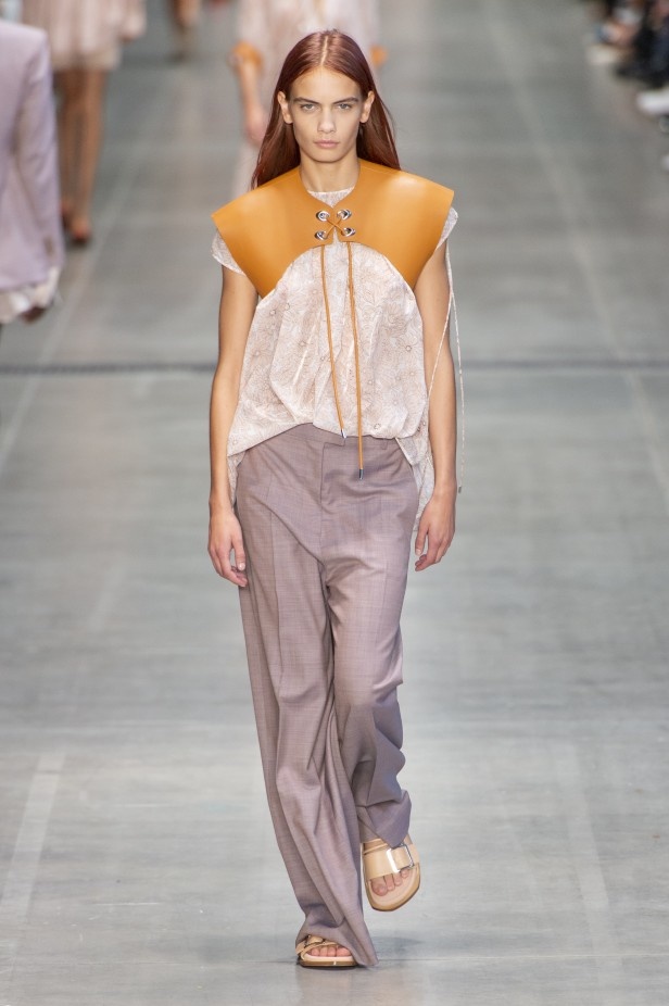 الأنوثة المفعمة بالرومانسية المعاصرة مع مجموعة Sportmax لربيع وصيف 2020