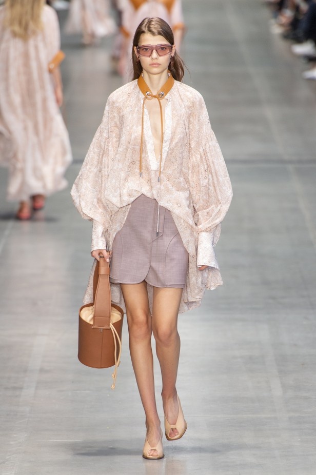 الأنوثة المفعمة بالرومانسية المعاصرة مع مجموعة Sportmax لربيع وصيف 2020