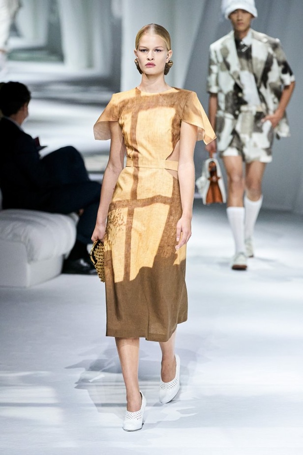 عرض ازياء Fendi لربيع وصيف 2021 من اسبوع الموضة في ميلانو 