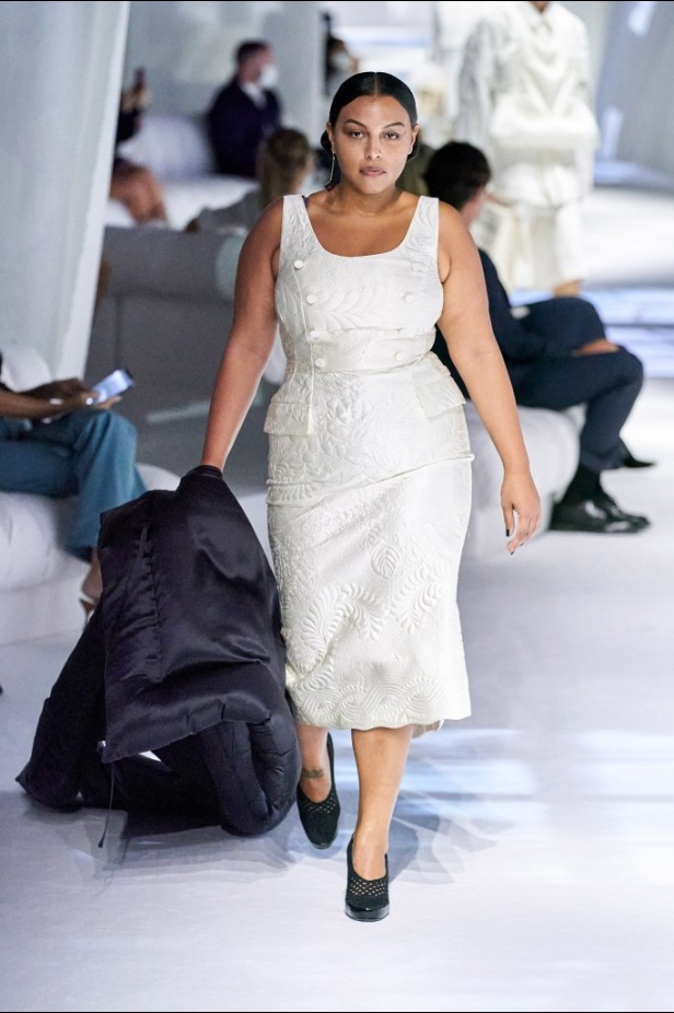 عرض ازياء Fendi لربيع وصيف 2021 من اسبوع الموضة في ميلانو 