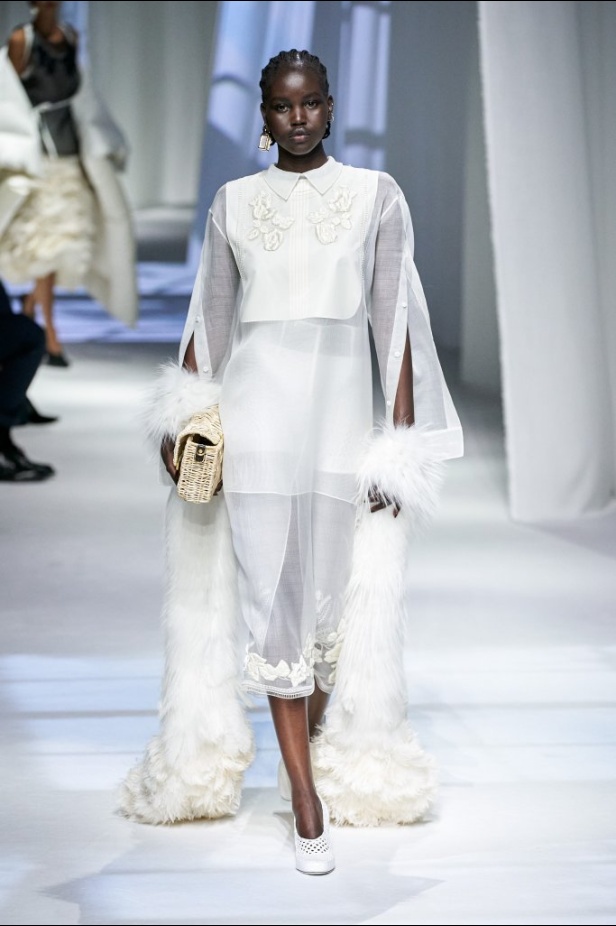 عرض ازياء Fendi لربيع وصيف 2021 من اسبوع الموضة في ميلانو 