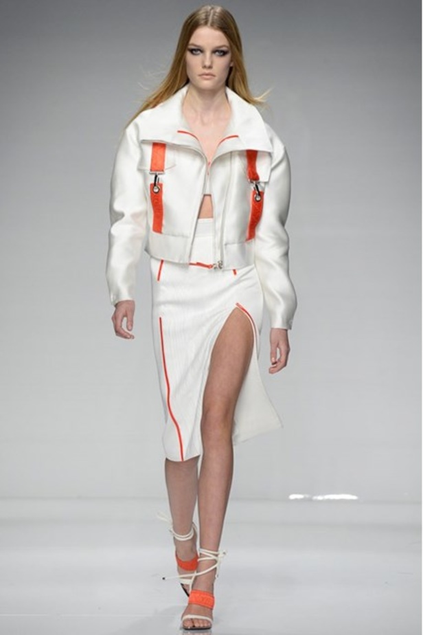 عرض فيرساتشي للأزياء الفاخرة لربيع وصيف 2016