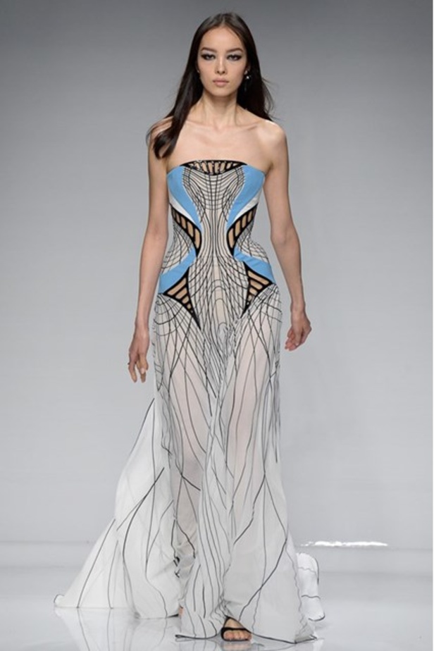 عرض فيرساتشي للأزياء الفاخرة لربيع وصيف 2016