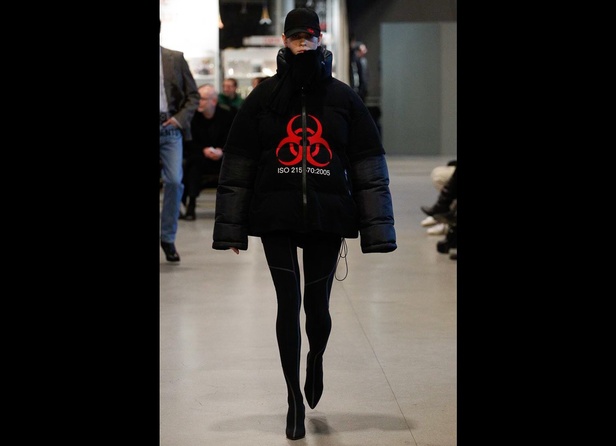 رسالة مبتكرة في مجموعة Vetements الجديدة !