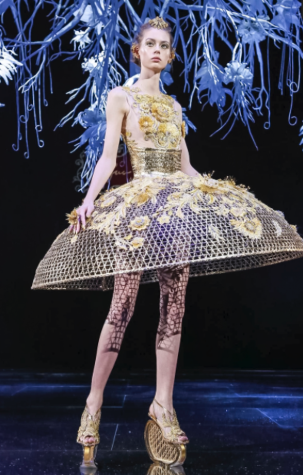 مجموعة Guo Pei للأزياء الفاخرة لربيع ٢٠١٨ !