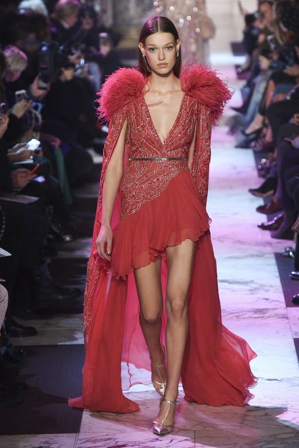 ايلي صعب يحتفل بالحياة في مجموعته لربيع وصيف 2018