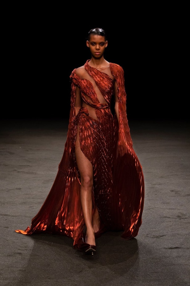 عرض أزياء ايريس فان هيربن للهوت كوتور لربيع وصيف 2021 ضمن أسبوع الموضة في باريس !