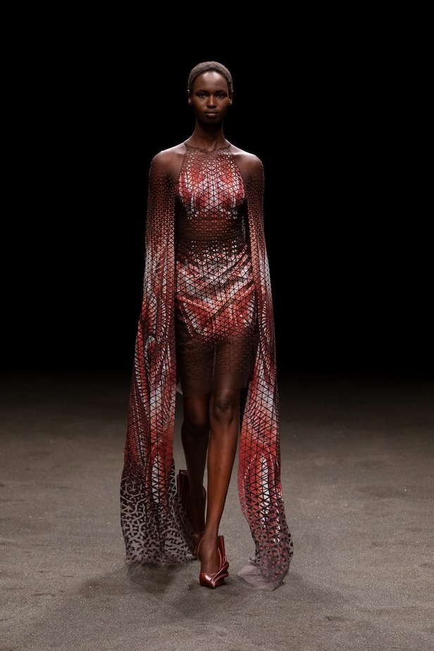 عرض أزياء ايريس فان هيربن للهوت كوتور لربيع وصيف 2021 ضمن أسبوع الموضة في باريس !