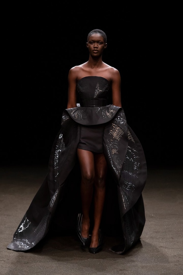 عرض أزياء ايريس فان هيربن للهوت كوتور لربيع وصيف 2021 ضمن أسبوع الموضة في باريس !