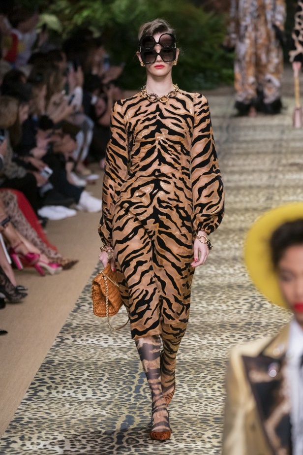 تصاميم عكست الألوان والمرح في عرض Dolce & Gabbana