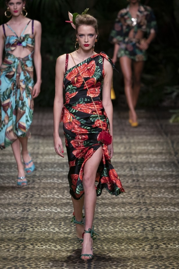 تصاميم عكست الألوان والمرح في عرض Dolce & Gabbana