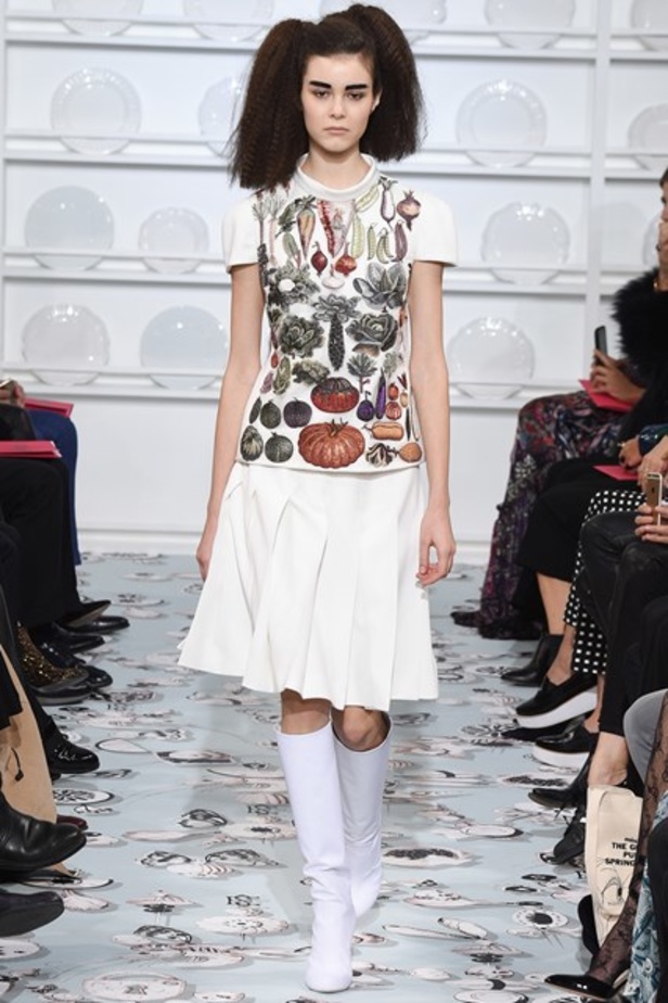 أجواء فريدة وساحرة في مجموعة دار أزياء “Schiaparelli”