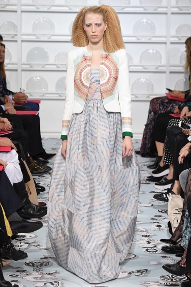 أجواء فريدة وساحرة في مجموعة دار أزياء “Schiaparelli”