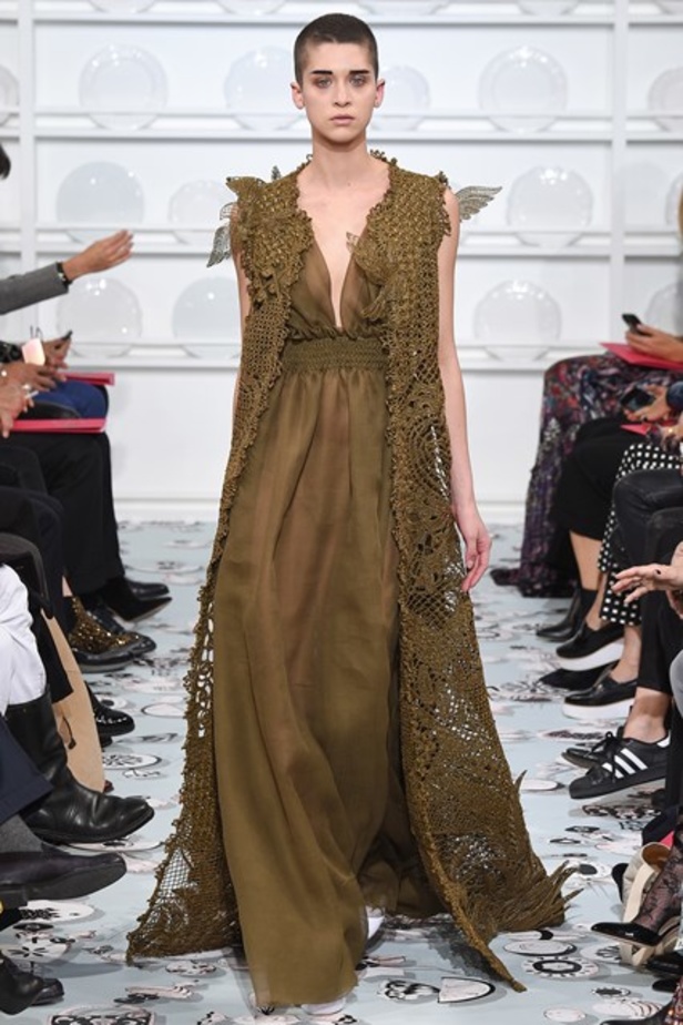 أجواء فريدة وساحرة في مجموعة دار أزياء “Schiaparelli”