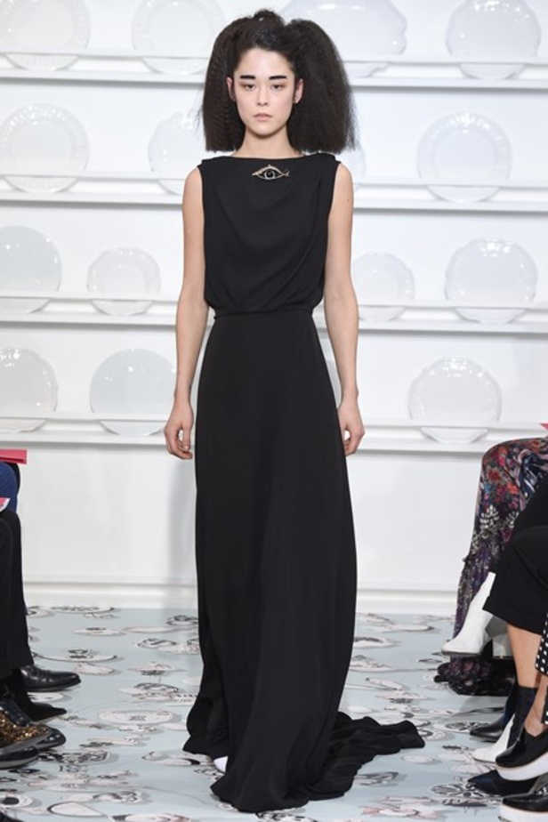 أجواء فريدة وساحرة في مجموعة دار أزياء “Schiaparelli”