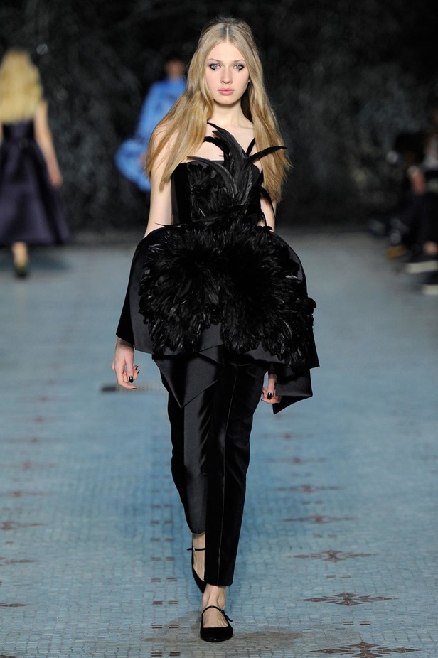 عرض Dice Kayek للأزياء الفاخرة لربيع وصيف 2016