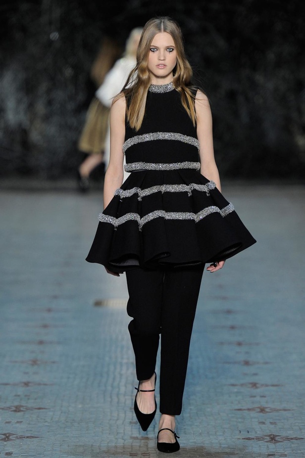 عرض Dice Kayek للأزياء الفاخرة لربيع وصيف 2016