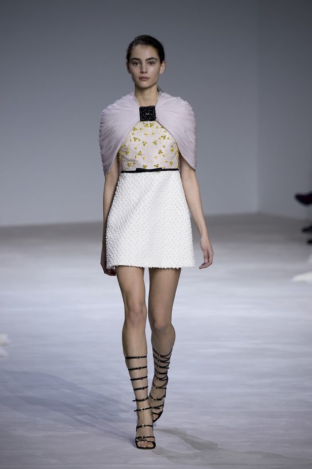 عرض Giambattista Valli للأزياء الفاخرة لربيع وصيف 2016
