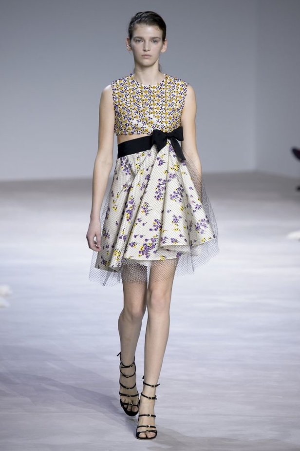 عرض Giambattista Valli للأزياء الفاخرة لربيع وصيف 2016