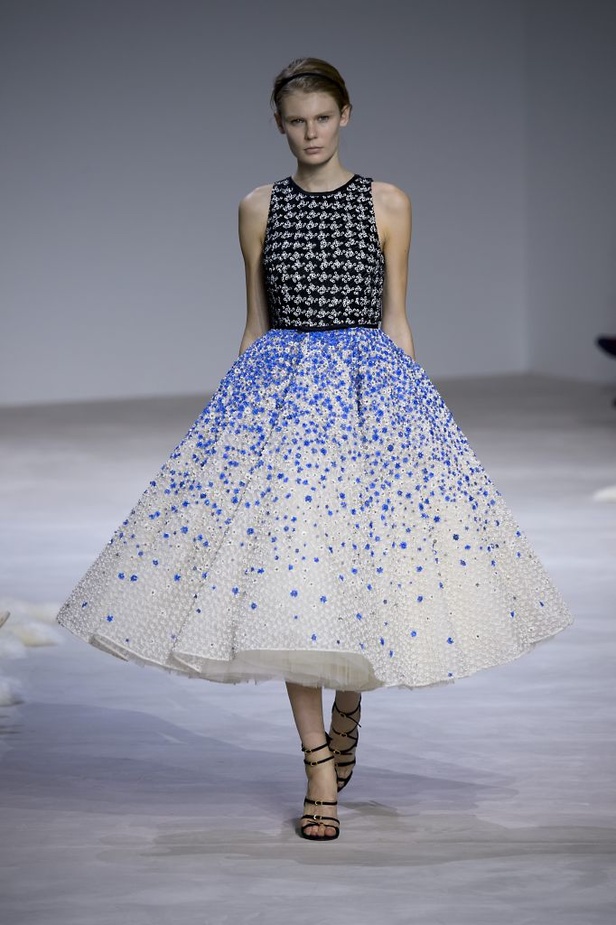 عرض Giambattista Valli للأزياء الفاخرة لربيع وصيف 2016
