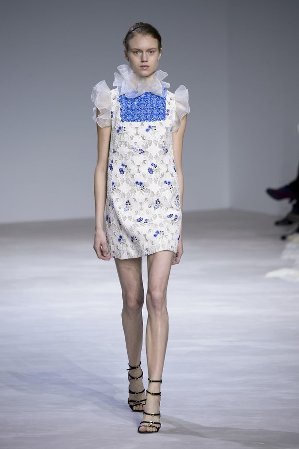 عرض Giambattista Valli للأزياء الفاخرة لربيع وصيف 2016