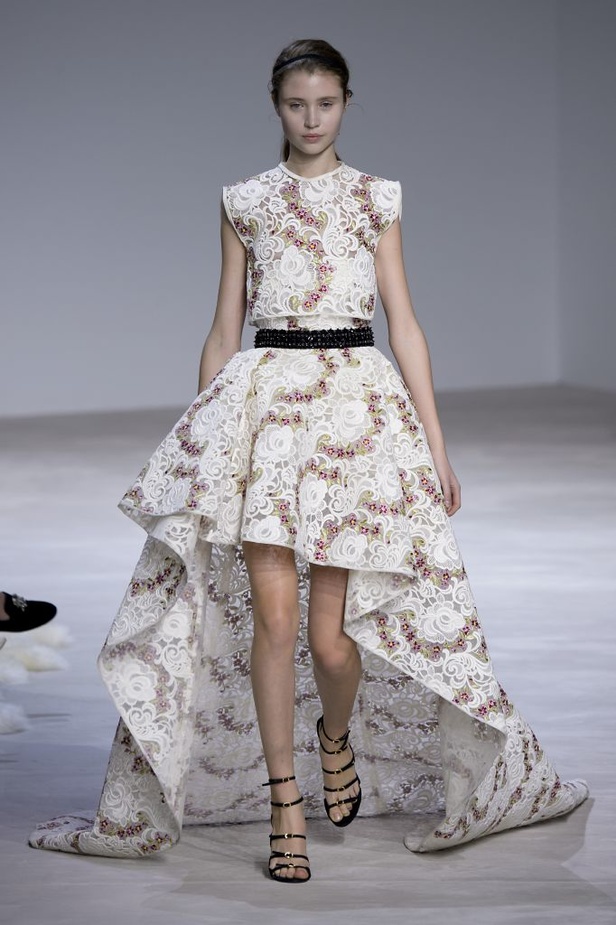 عرض Giambattista Valli للأزياء الفاخرة لربيع وصيف 2016