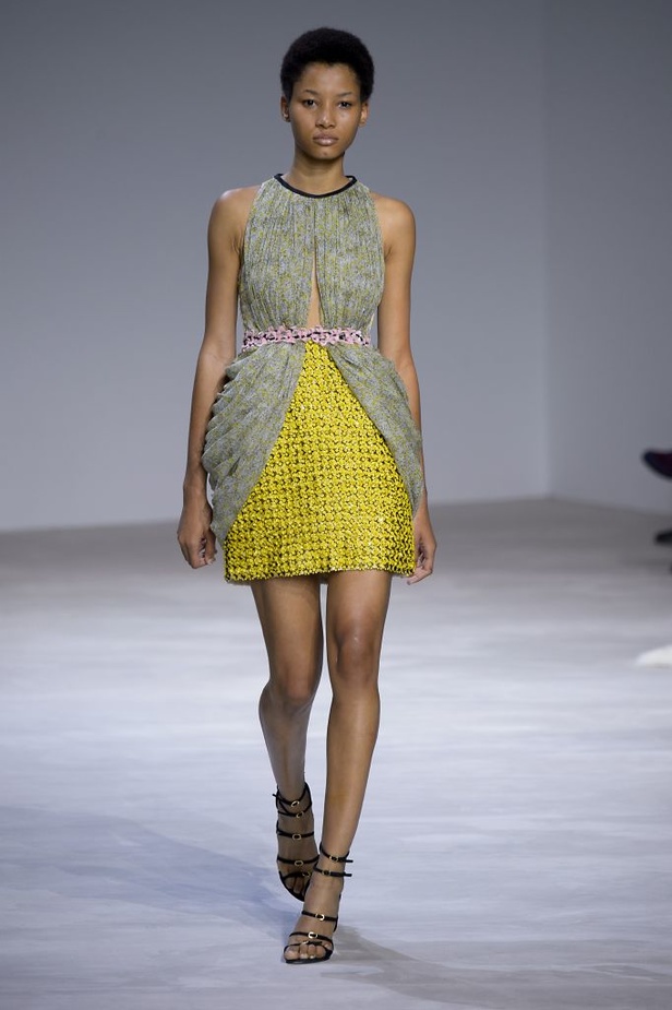 عرض Giambattista Valli للأزياء الفاخرة لربيع وصيف 2016