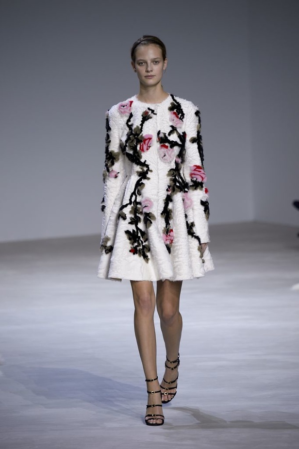 عرض Giambattista Valli للأزياء الفاخرة لربيع وصيف 2016