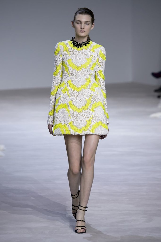 عرض Giambattista Valli للأزياء الفاخرة لربيع وصيف 2016