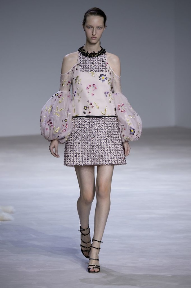 عرض Giambattista Valli للأزياء الفاخرة لربيع وصيف 2016