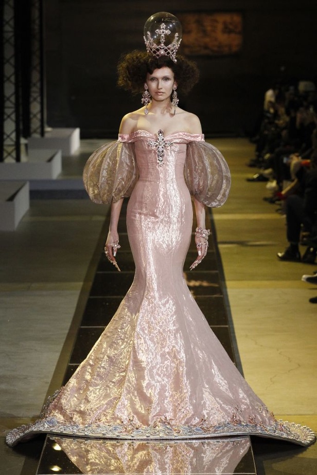 مجموعة  Guo Pei للأزياء الفاخرة لربيع وصيف 2017!