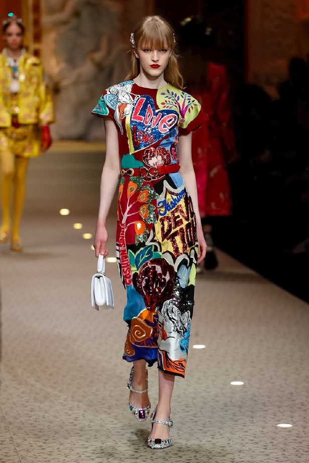 دولتشي اند غابانا تحيي موضة المرأة الفاخرة في ميلانو