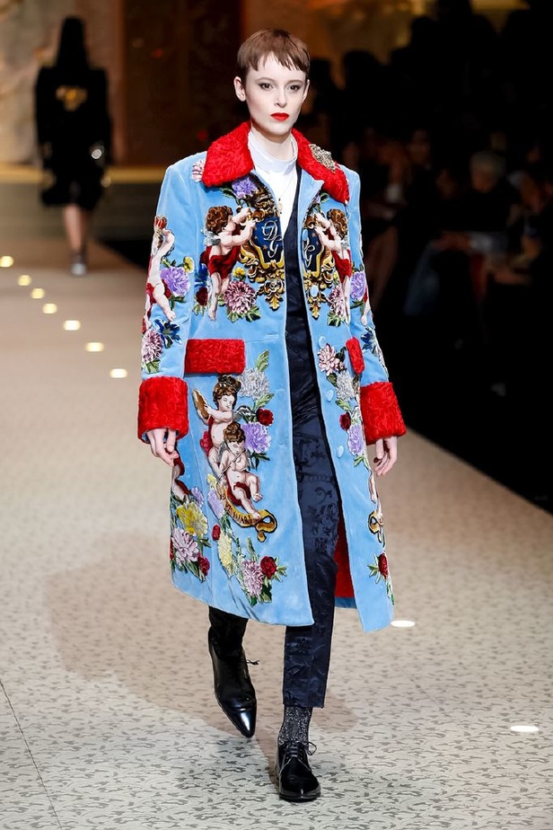 دولتشي اند غابانا تحيي موضة المرأة الفاخرة في ميلانو