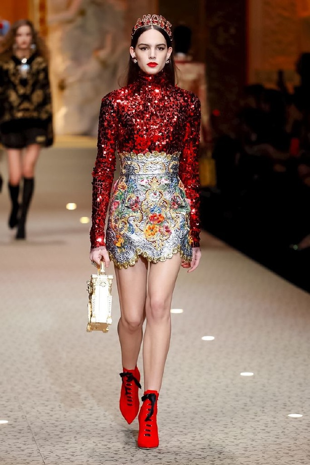 دولتشي اند غابانا تحيي موضة المرأة الفاخرة في ميلانو