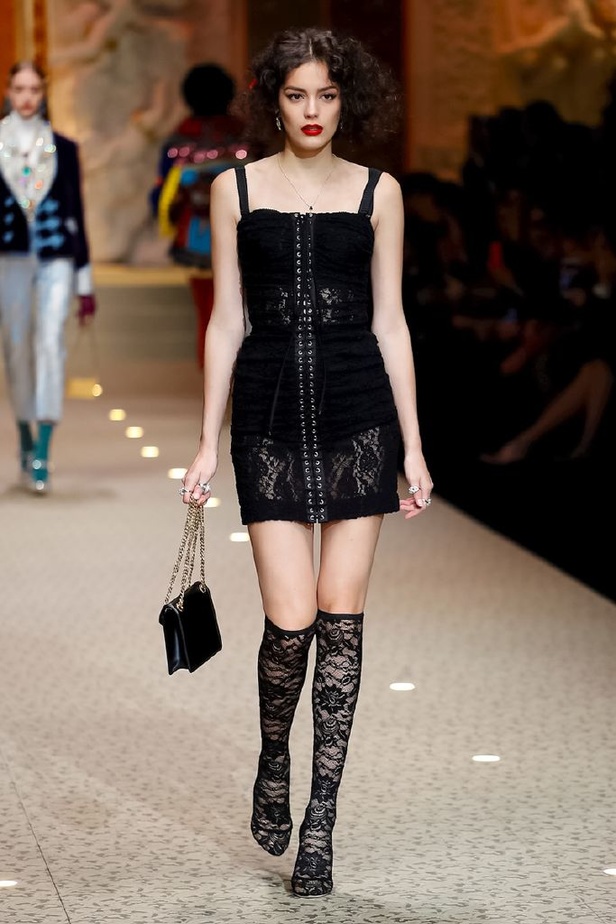 دولتشي اند غابانا تحيي موضة المرأة الفاخرة في ميلانو