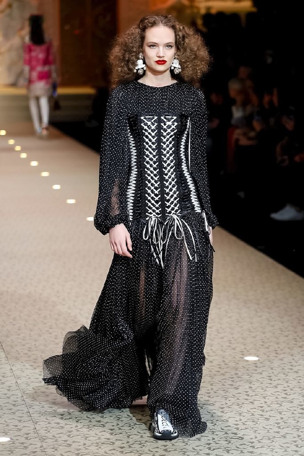 دولتشي اند غابانا تحيي موضة المرأة الفاخرة في ميلانو