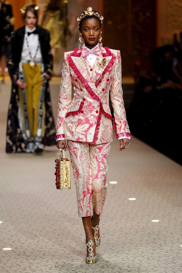 دولتشي اند غابانا تحيي موضة المرأة الفاخرة في ميلانو