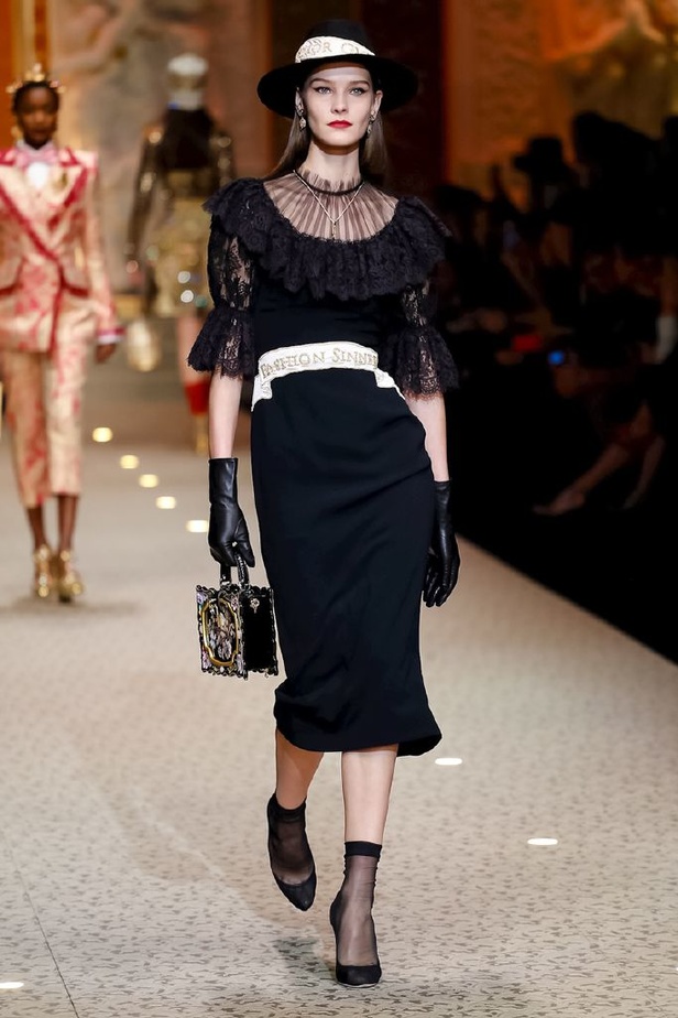 دولتشي اند غابانا تحيي موضة المرأة الفاخرة في ميلانو