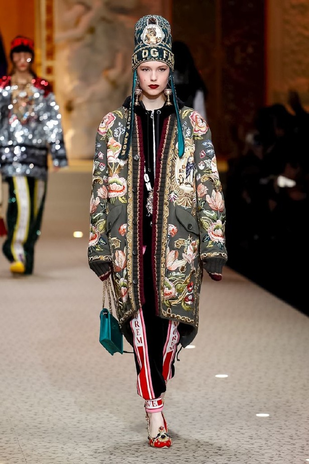 دولتشي اند غابانا تحيي موضة المرأة الفاخرة في ميلانو