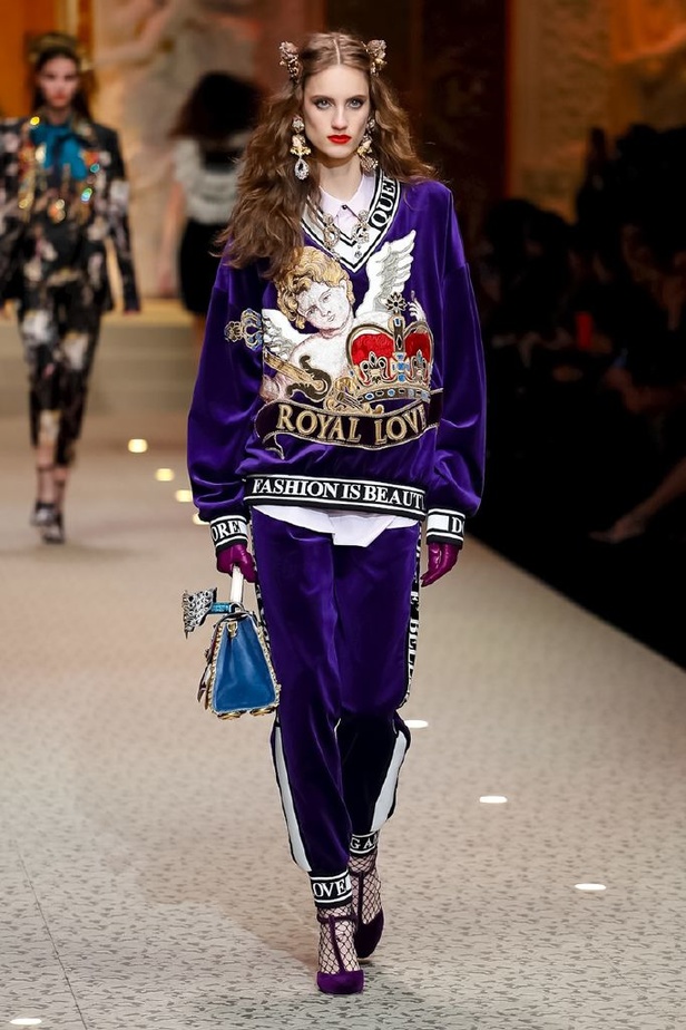 دولتشي اند غابانا تحيي موضة المرأة الفاخرة في ميلانو