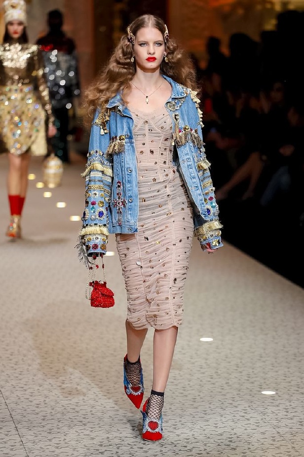 دولتشي اند غابانا تحيي موضة المرأة الفاخرة في ميلانو