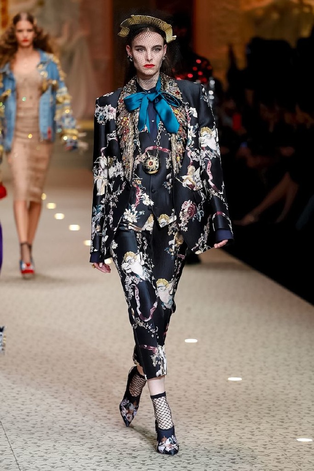 دولتشي اند غابانا تحيي موضة المرأة الفاخرة في ميلانو