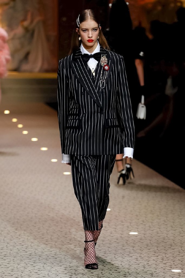 دولتشي اند غابانا تحيي موضة المرأة الفاخرة في ميلانو