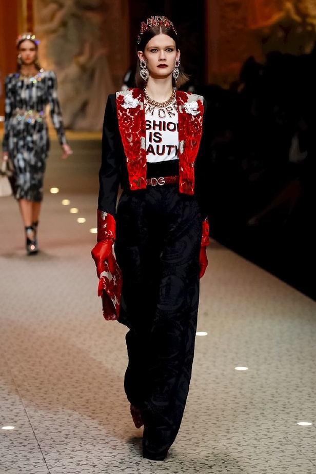 دولتشي اند غابانا تحيي موضة المرأة الفاخرة في ميلانو