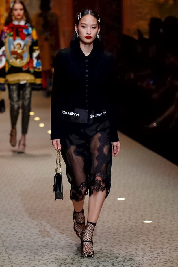 دولتشي اند غابانا تحيي موضة المرأة الفاخرة في ميلانو
