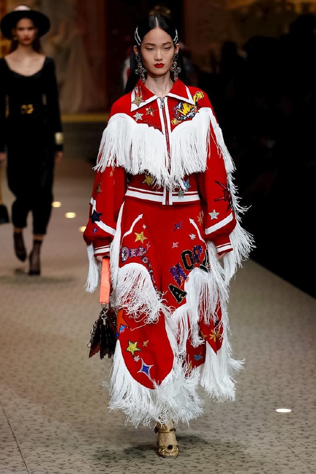 دولتشي اند غابانا تحيي موضة المرأة الفاخرة في ميلانو