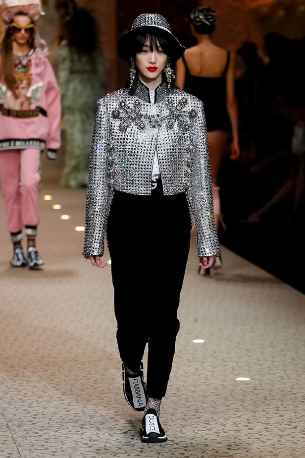 دولتشي اند غابانا تحيي موضة المرأة الفاخرة في ميلانو