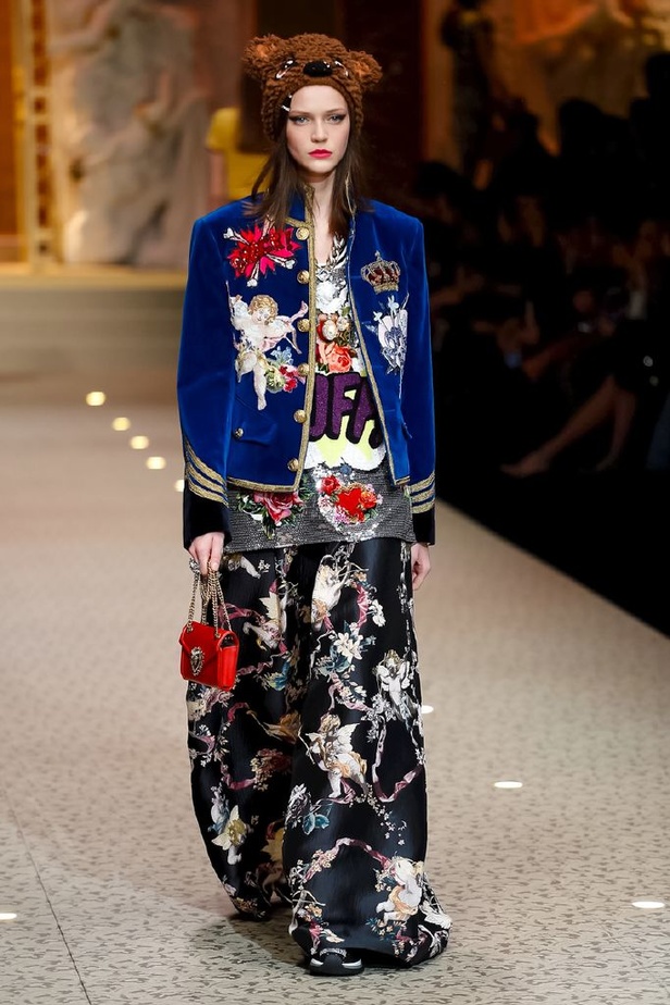 دولتشي اند غابانا تحيي موضة المرأة الفاخرة في ميلانو