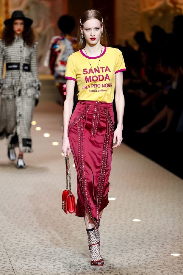 دولتشي اند غابانا تحيي موضة المرأة الفاخرة في ميلانو