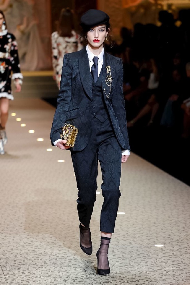 دولتشي اند غابانا تحيي موضة المرأة الفاخرة في ميلانو